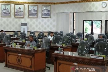 Cuma lima anggota DPRD Agam yang menghadiri sidang paripurna