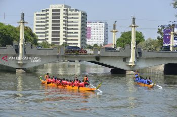 Ratusan peserta siap ramaikan lomba dayung perahu naga di Kalimas Surabaya