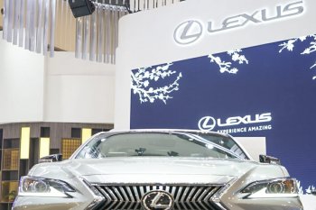 Lexus ES 250  dibandrol Rp1,14 miliar