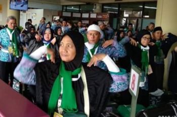 JCH senam peregangan badan sebelum masuk pesawat