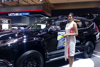 Balada si "pemanis" pada pameran otomotif