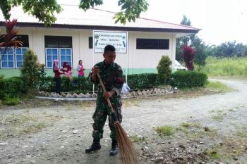 Satgas Yonif 328/DGH bersihkan Puskesmas Kampung Pitewi