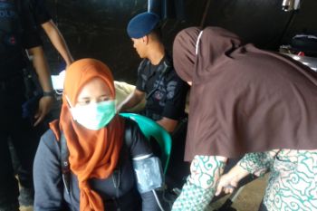 Tim kesehatan cek kesehatan terhadap personel keamanan di Register 45