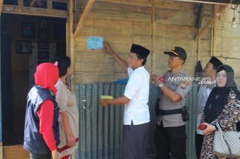 Rumah warga miskin ditandai dengan pemasangan stiker
