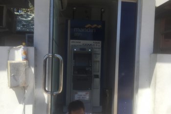 Nasabah Bank Mandiri di Kupang juga ikut merintih