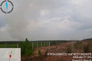 Petugas basahi lokasi lahan gambut terbakar di seputar kawasan Tol Palindra