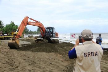BPBA dan BPBD Aceh Barat kerahkan alat berat atasi banjir rob