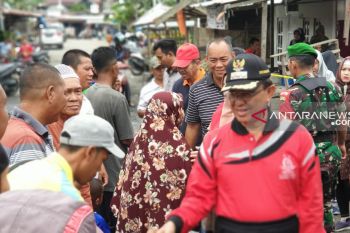Usai jalan santai, Bupati Inhil serahkan bantuan korban kebakaran Jalan Kayu Jati