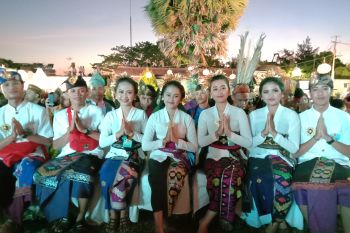 Peserta kenakan baju adat khas daerah di penutupan FAN 2019