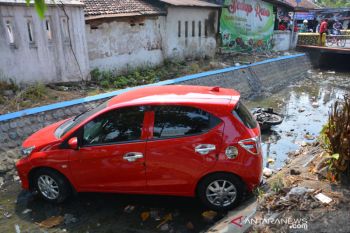 Mobil masuk sungai