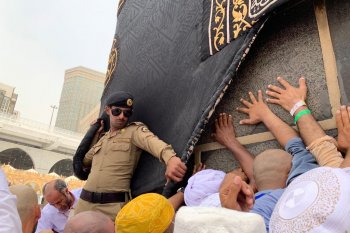 Pada batas kebanggaan cium Hajar Aswad dalam prosesi ibadah haji