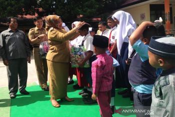 Bupati Kobar pimpin langsung pembagian seragam sekolah gratis ke siswa baru