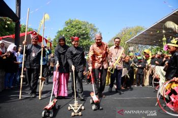 Wakil Ketua KPK-Bupati Anas bermain permainan tradisional di Banyuwangi