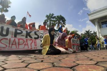 Puluhan mahasiswa tolak RUU Penghapusan Kekerasan Seksual di DPRD Sumbar