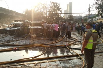 Akibat arus pendek 14 mobil terbakar , kerugian ditaksir Rp1 miliar