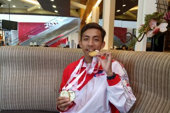 Ilyas rebut tiga emas dari isyarat dua jari mendatar di tribun penonton