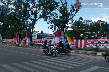 Jelang perayaan hari kemerdekaan, pedagang pernak-pernik warnai jalan protokol