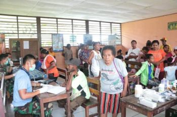 Lanud Manuhua beri pengobatan gratis warga dua kampung di Biak Numfor