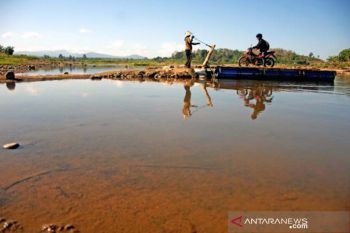Debit air sungai mulai menurun