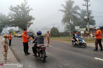 Kabut asap selimuti Dharmasraya, BPBD bagikan masker