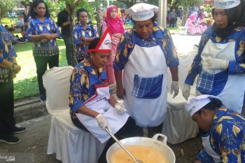 Sambil bergoyang istri Gubernur se-Indonesia adu kepiawaian memasak rendang