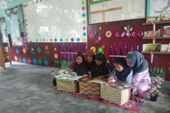 Pojok literasi menjauhkan Rasyid dari gawai