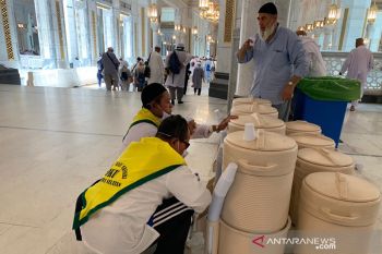 Jamaah calon haji disarankan minum segelas air zam-zam sebelum shalat