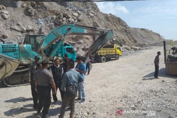 Aktivitas penambangan pasir merusak gunung