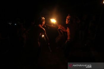 Atraksi Mandi Api