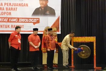 Alex Indra Lukman kembali pimpin PDI Perjuangan Sumbar