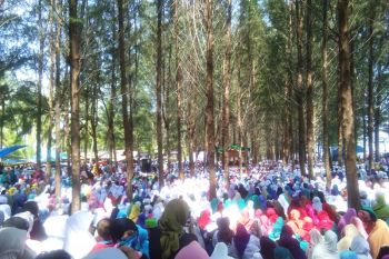 Jamaah "serbu" ceramah Mamah Dedeh di Mandeh
