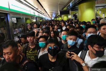 Pemrotes di Hong Kong memblokade layanan kereta