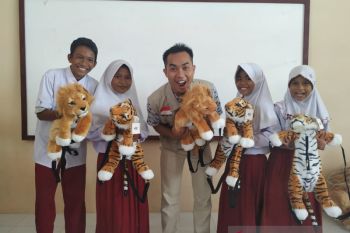 Peringati HHI, Baznas bagi-bagi 500 boneka harimau kepada siswa Donggala