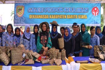 Istri Gubernur Kalteng beli kerajinan rotan Barito Utara