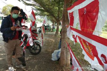 Penjual atribut HUT kemerdekaan mulai menjamur