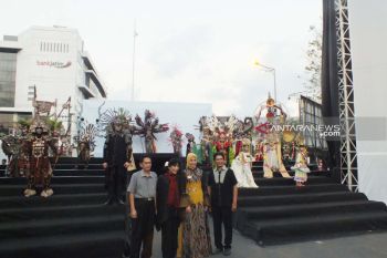 Anne Avantie menghadiri pembukaan Jember Fashion Carnaval 2019