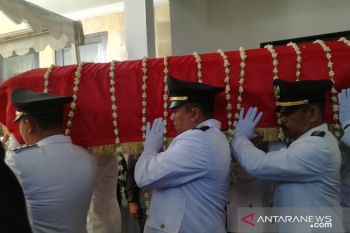 Sembilan Camat Gowa  membopong jenazah IYL untuk dishalatkan