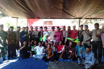 Warga Dusun Kencong di Lombok Utara menerima kunci rumah tahan gempa