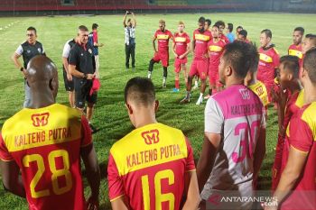 Latihan perdana Kalteng Putra diselimuti asap tipis
