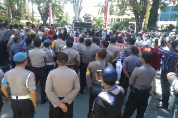 Ratusan orang demo Polda Sulteng tuntut YB ditahan