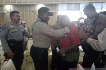 Polisi keluarkan seorang pengurus parpol dari ruang rapat pleno KPU Mimika