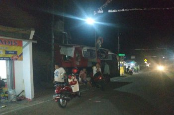 Warga Sukabumi berhamburan  ke luar rumah saat gempa 7,4 SR