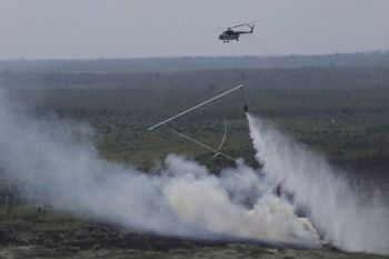 Tabrak kabel,  Helikopter pemadam kebakaran hutan jatuh