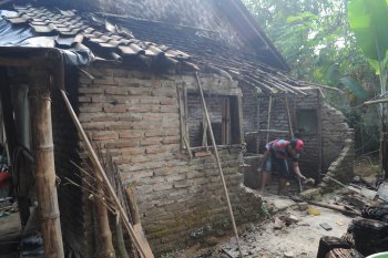 4 rumah rusak berat di Desa Sinar Jaya akibat gempa bermagnitudo 6,9 pada Jumat (2/8) malam.