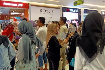 Listrik padam, pengunjung mal di Bekasi gerah