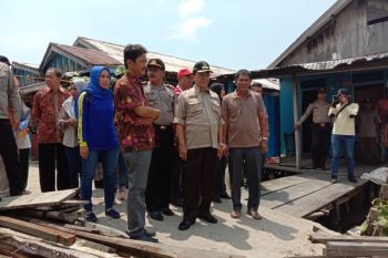 Tinjau lokasi tanah longsor, Bupati serahkan bansos kepada para korban