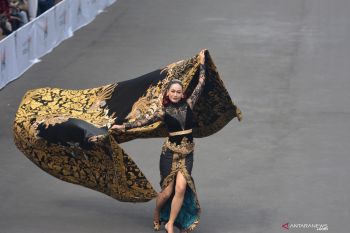 Penampilan Karya Anne Avantie