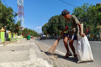 Tuna daksa tidak halangi Usman membersihkan jalanan