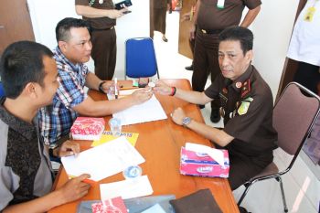 Pejabat dan pegawai Kejaksaan Tinggi  Sulut jalani tes urine