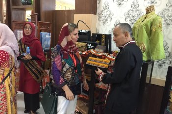 Rombongan istri atase militer negara tetangga kagumi produk kerajinan Aceh